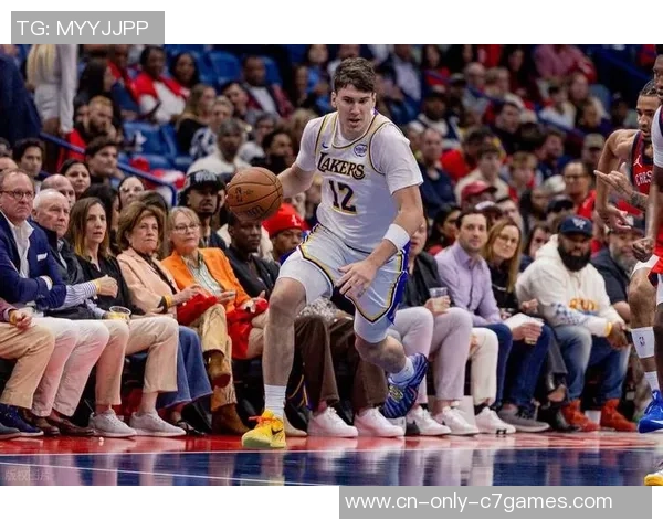 2014年12月7日湖人与鹈鹕的对决中史泰龙一家同场观战的精彩瞬间